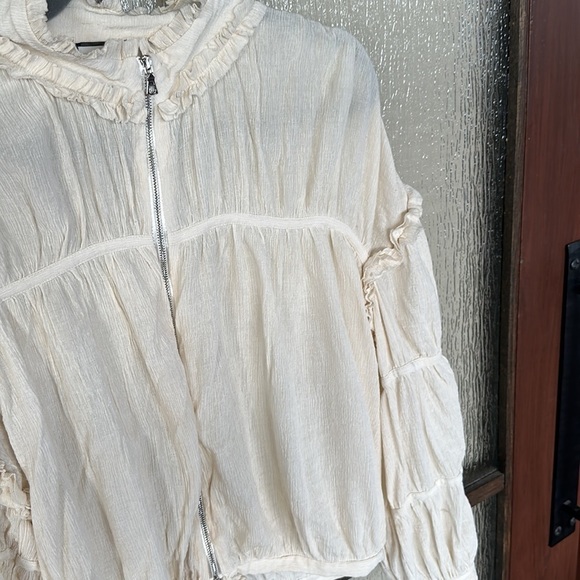 Alexis
Ivory Posey Top
Size M - Picture 11 of 15